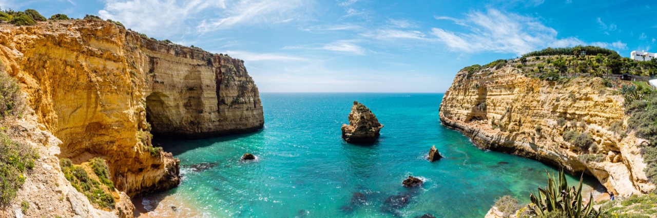 Meeresbucht mit türkisblauem Wasser und Steilküste an der Algarve © matho/stock.adobe.com    
