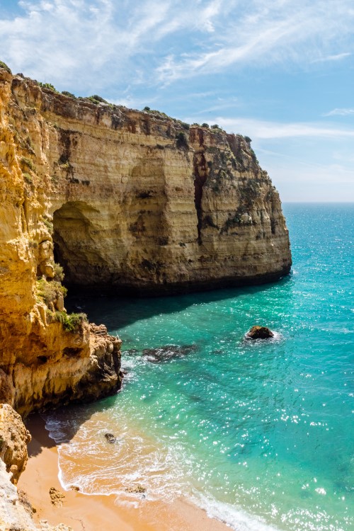 Meeresbucht mit türkisblauem Wasser und Steilküste an der Algarve © matho/stock.adobe.com    