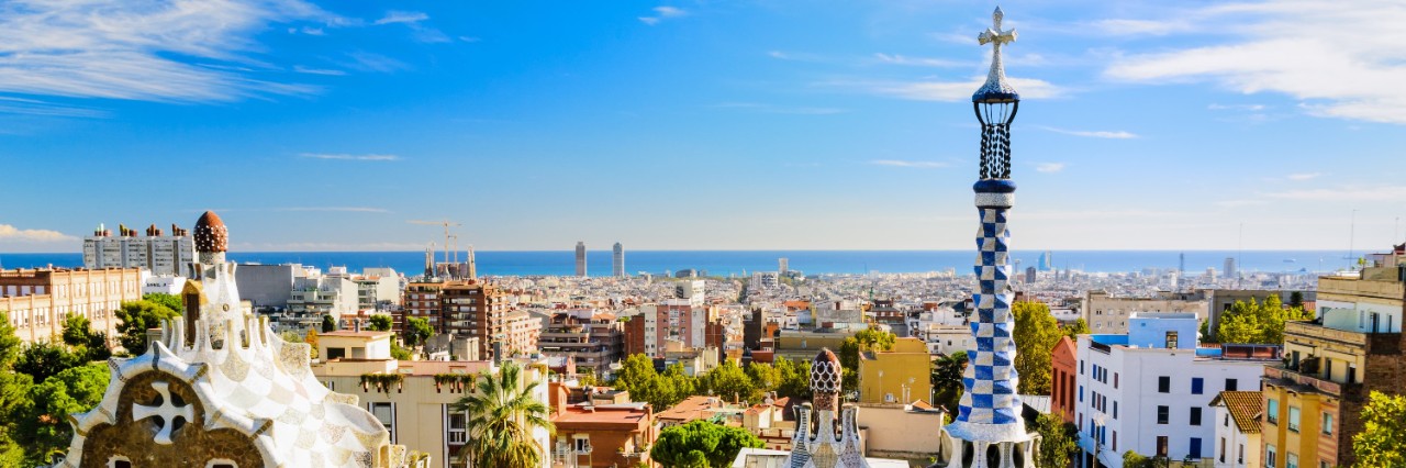 Blick über die Dächer von Barcelona. Im Hintergrund das Meer. 