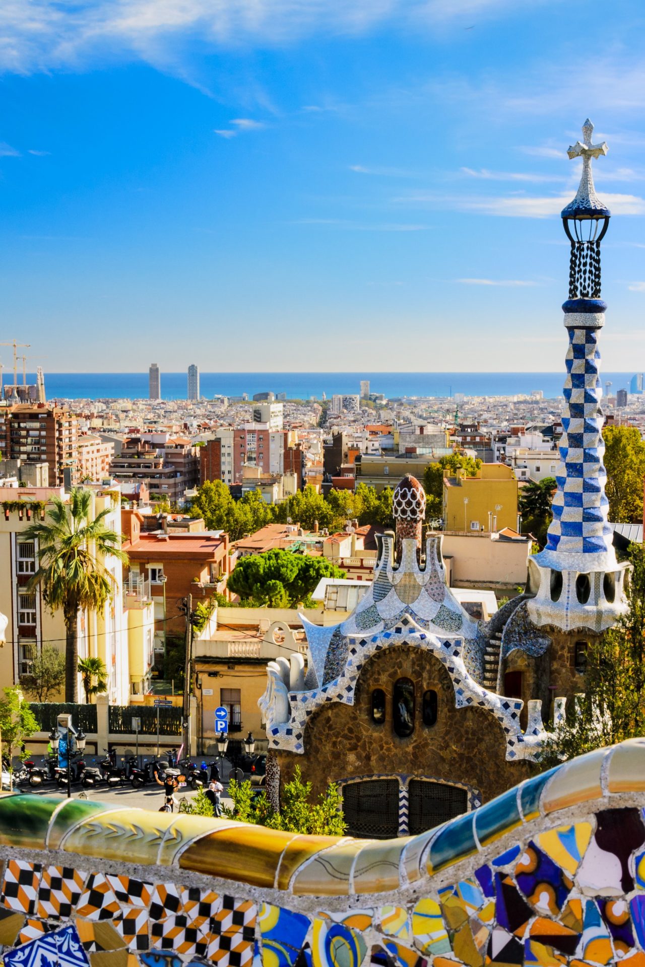Blick über die Dächer von Barcelona. Im Hintergrund das Meer.
