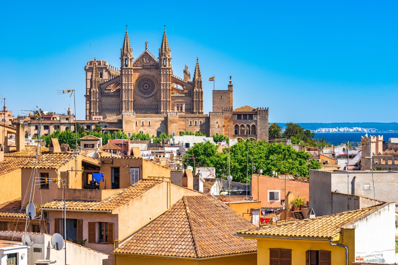 Kathedrale La Seu und Teile der Altstadt in Mallorcas Hauptstadt Palma, im Hintergrund ist das Meer zu sehen 