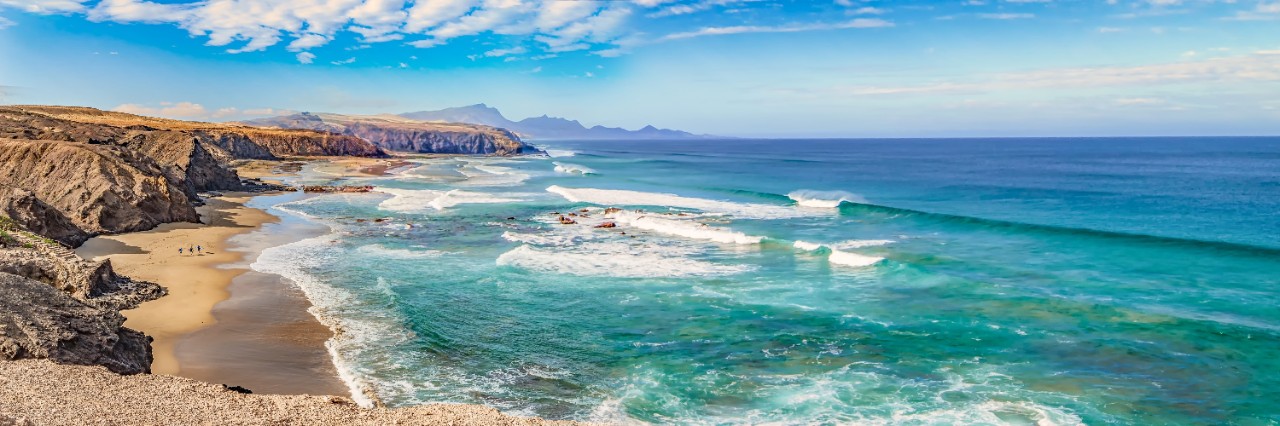 Küste einer Insel mit Felsen und Wasser