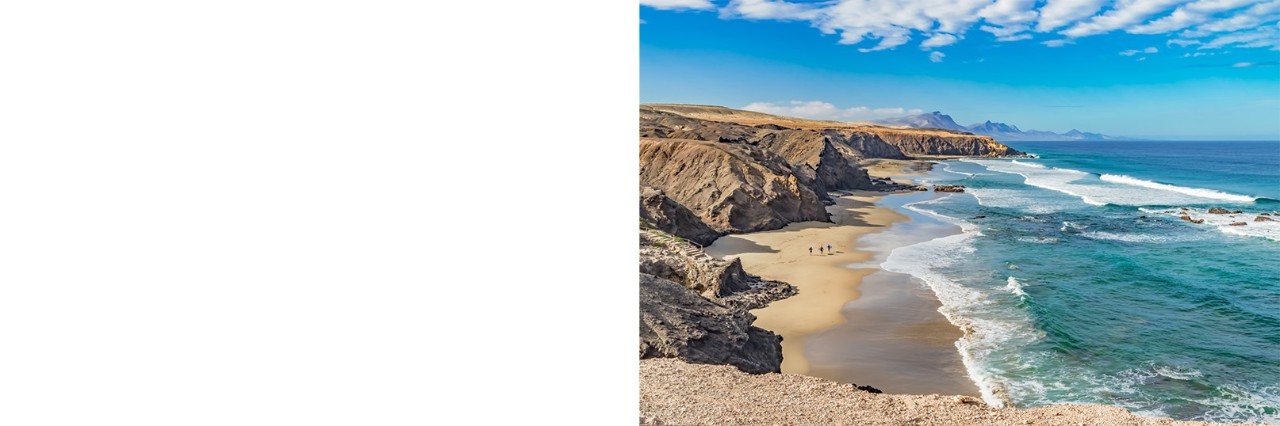Küste einer Insel mit Felsen und Wasser