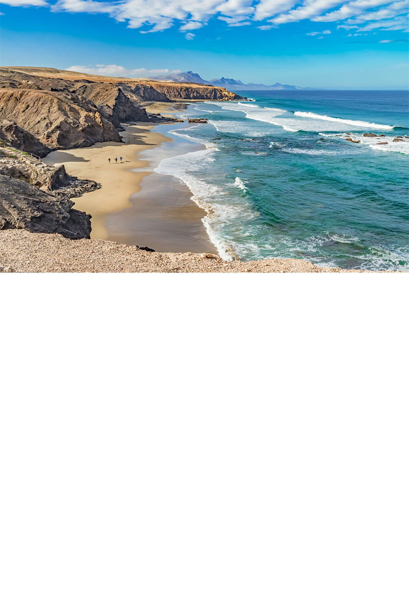 Küste einer Insel mit Felsen und Wasser