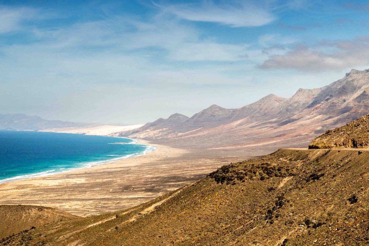 Ausblick auf Sandstrand Playa de Cofete mit Bergmassiv