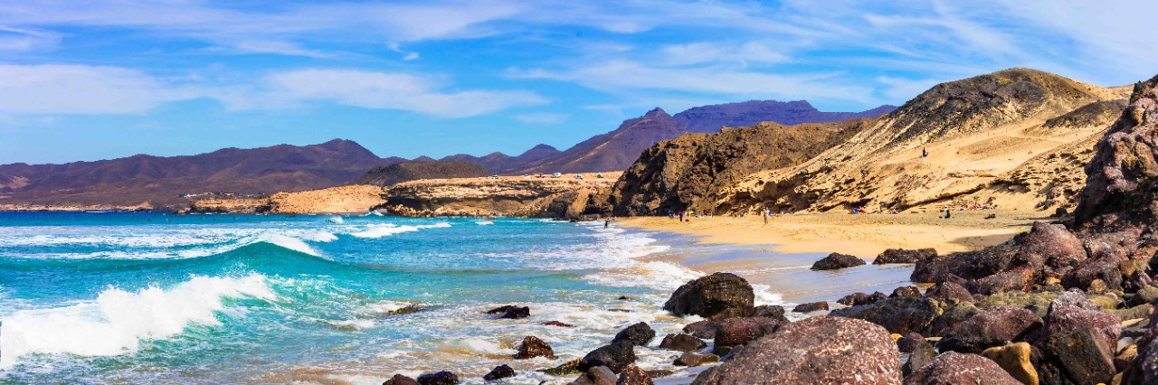 Küste einer Insel mit Felsen und Wasser