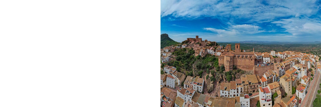 Blick auf das auf einem Berg gelegene Dorf Vilafamés mit grüner Umgebung © Mike Workman/stock.adobe.com  