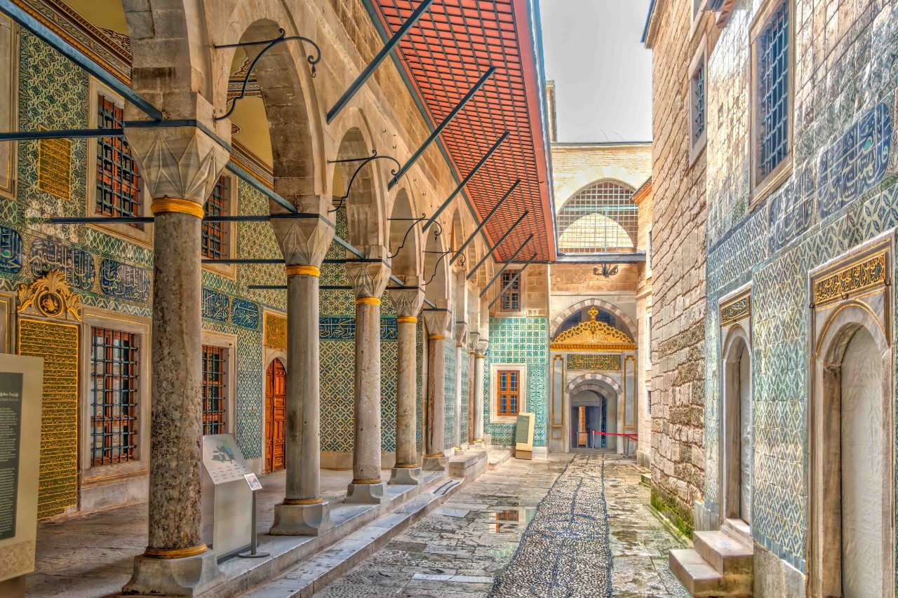 Wand im Topkapi-Palast mit farbenfrohen osmanischen Fliesen.