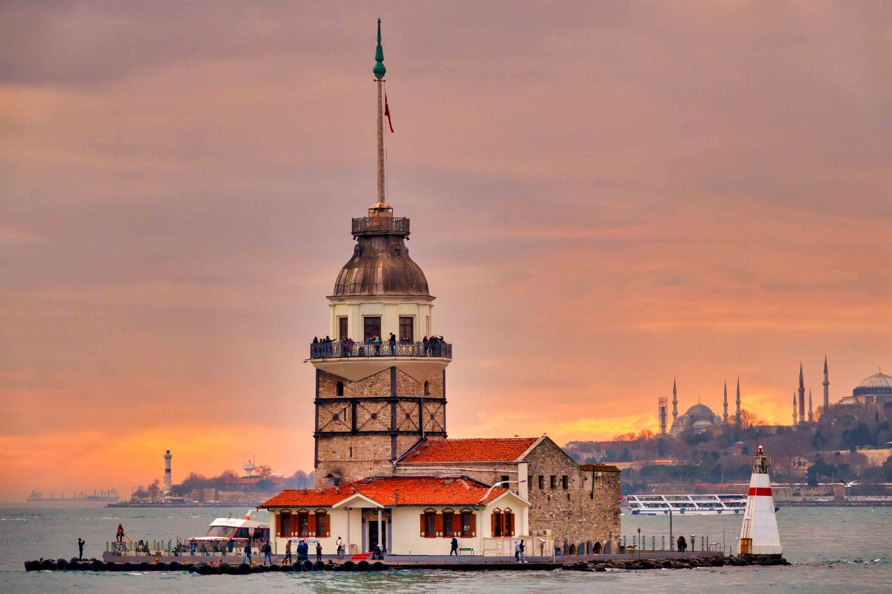 Leanderturm im Bosporus im warmen Licht des Abends.
