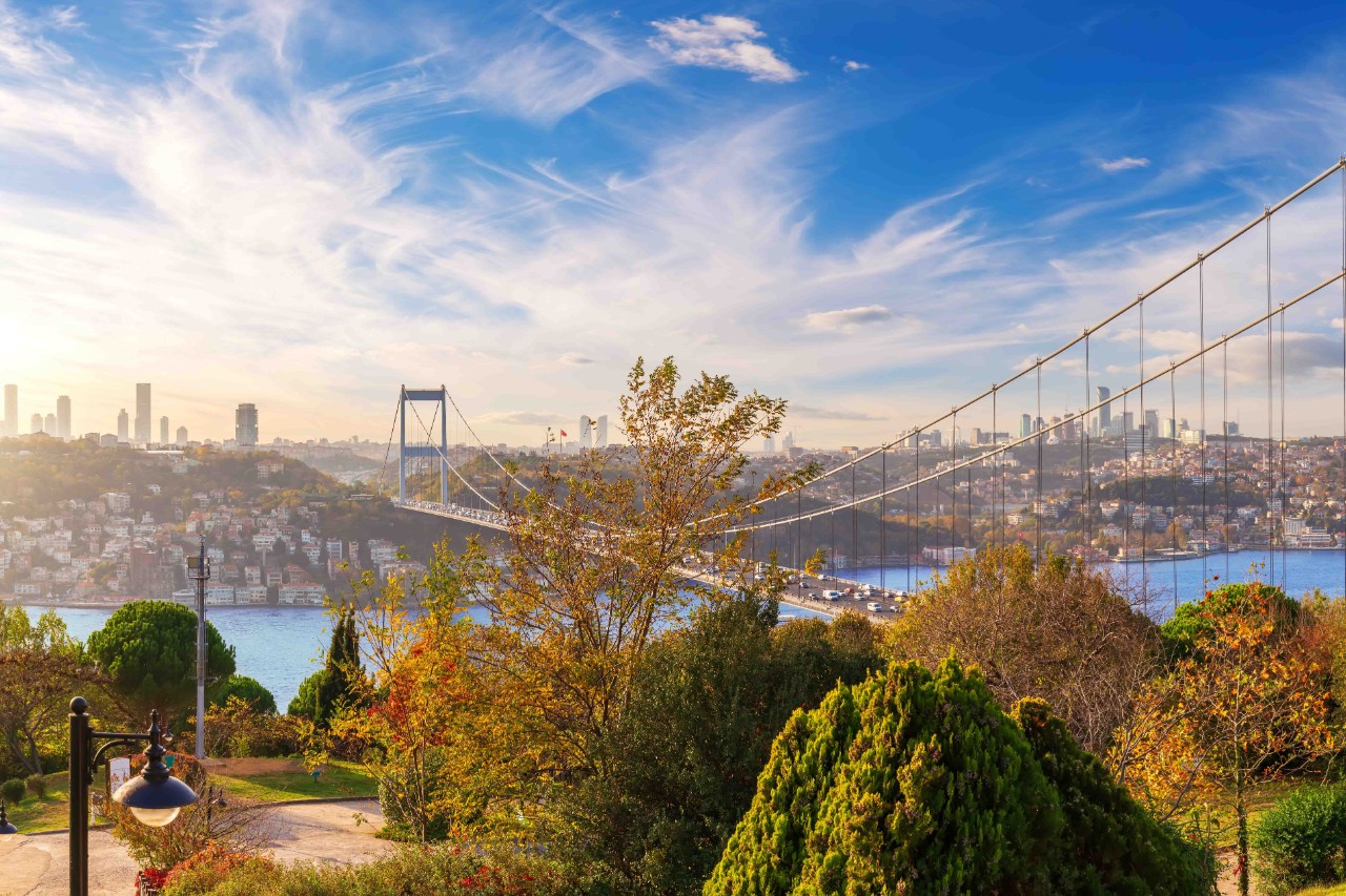 Bosporus-Brücke bei leicht bewölktem Himmel.