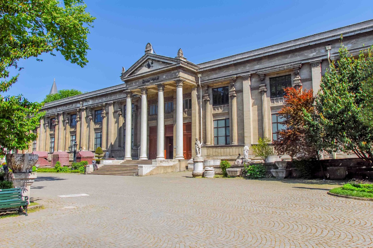 Eingang zum Archäologischen Museum mit Säulen und breiter Treppe.