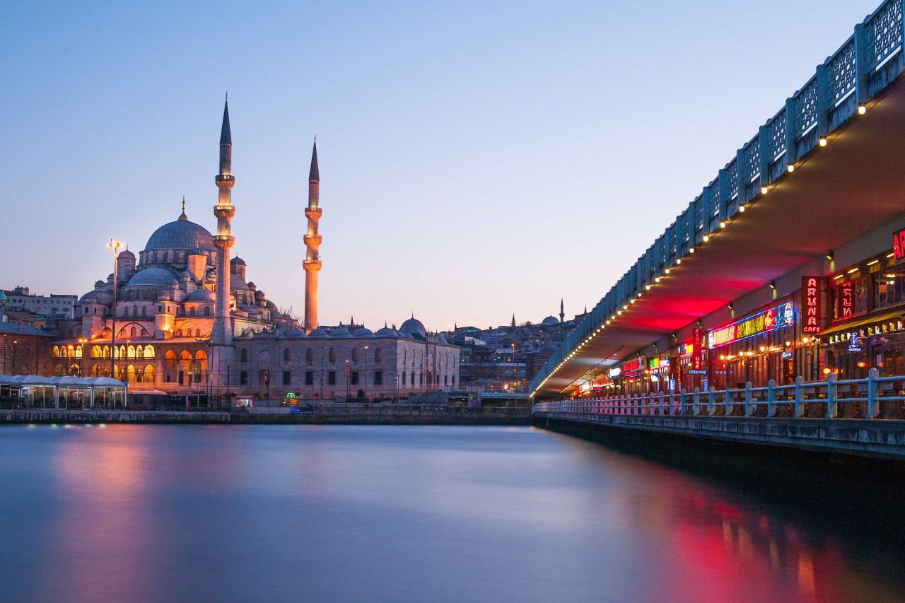 Galata-Brücke mit Shops und Cafés stimmungsvoll am Abend beleuchtet.