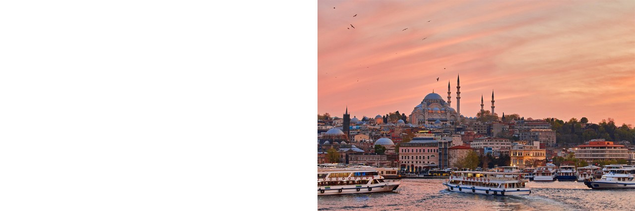 Bosporus im Abendlicht. Im Hintergrund Gebäude und die Hagia Sophia