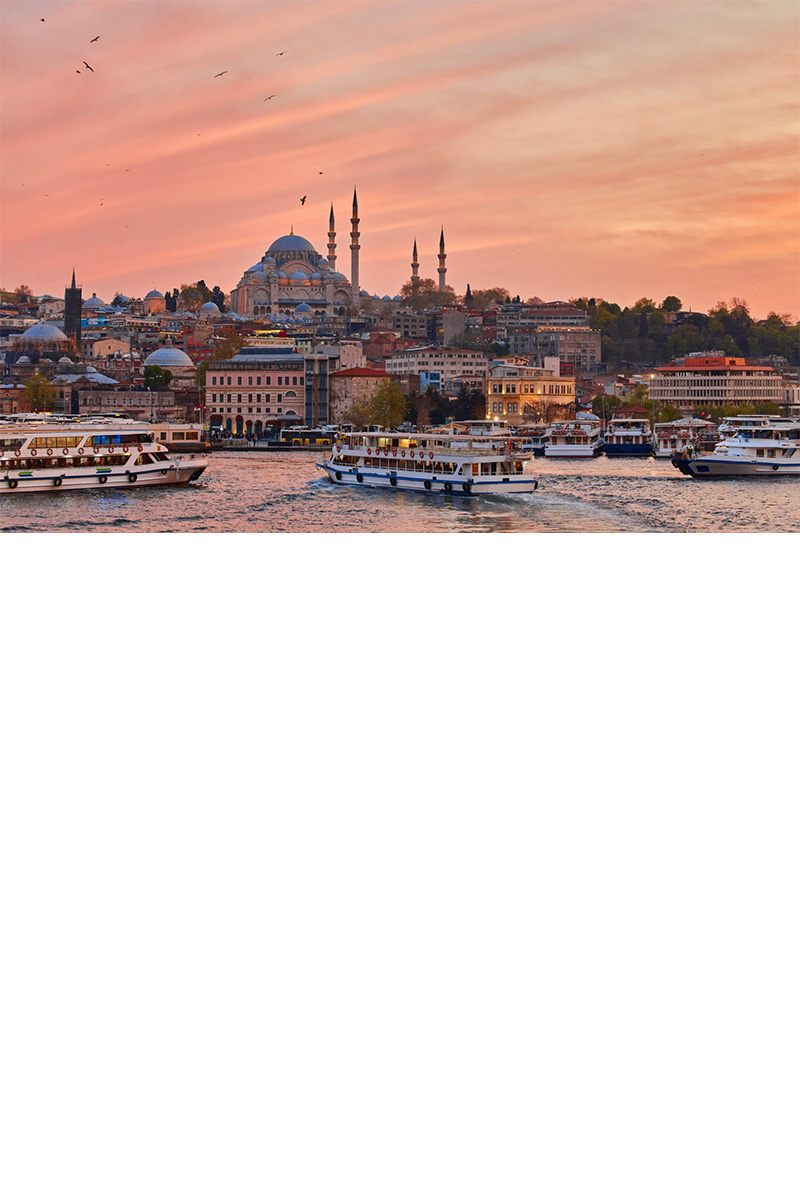 Bosporus im Abendlicht. Im Hintergrund Gebäude und die Hagia Sophia