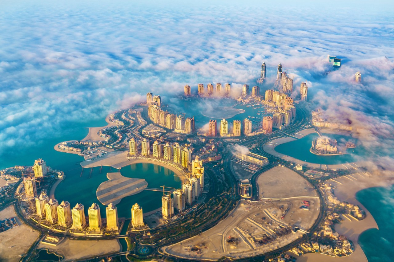 Luftbild Katar. Wolkenkratzer am Meer.
