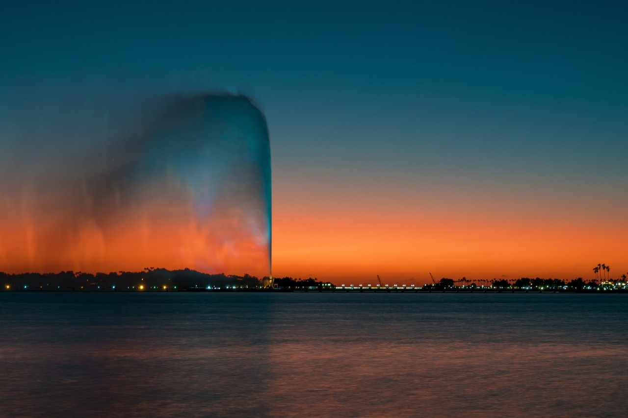Die imposante Fontäne des König-Fahd-Brunnens mit Sonnenuntergang im Hintergrund. 