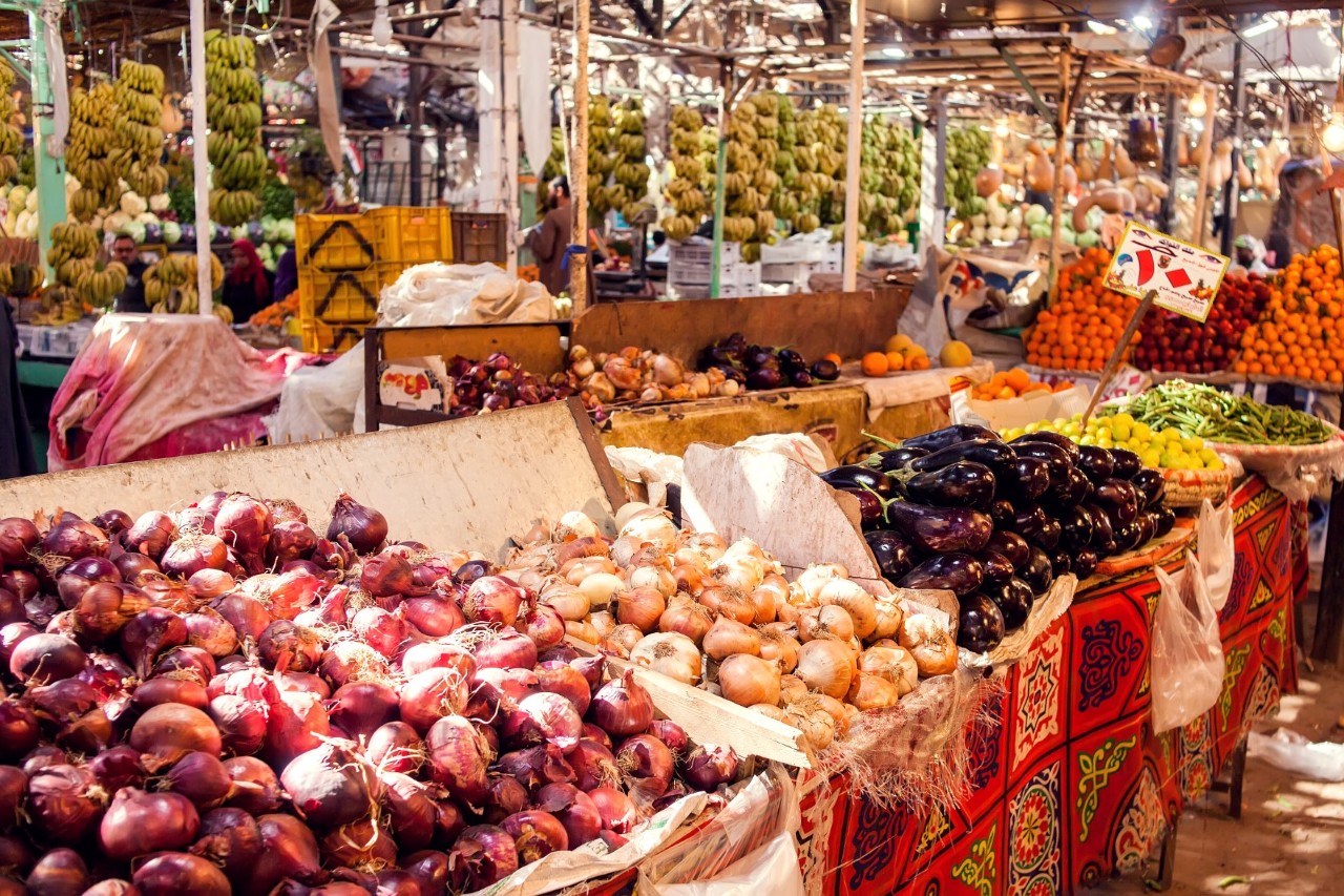 Markstände mit Obst und Gemüse auf dem El Dahar Markt © Aleksej/stock.adobe.com