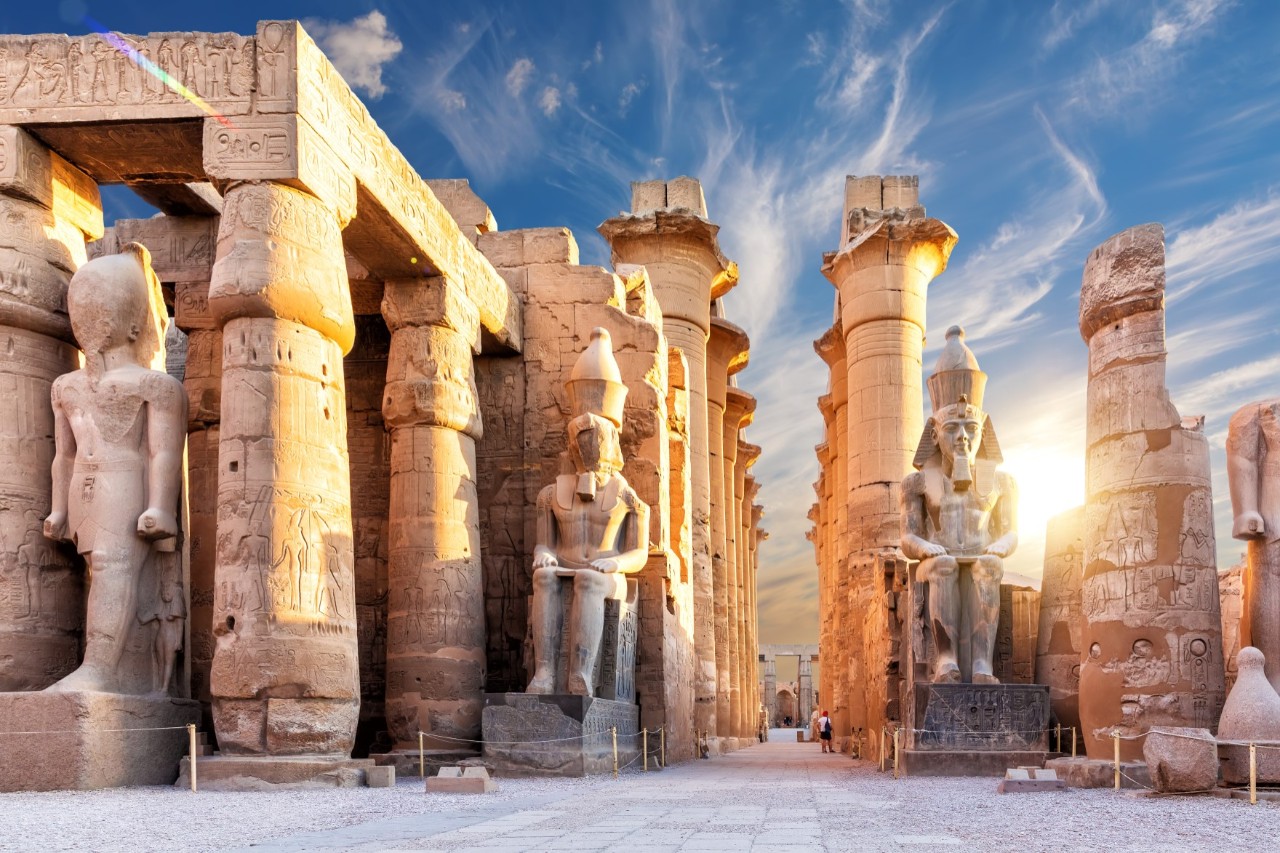 Säulen und Figuren bei Ausgrabungsstätte Tal der Könige in Luxor  