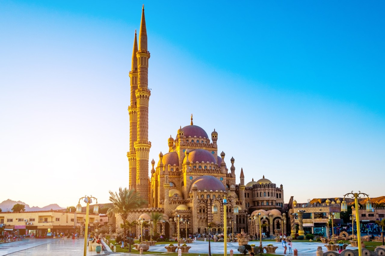 Al Mostafa Moschee in Sharm El Sheik, Platz mit Palmen, verzierten Lampen und Menschen  