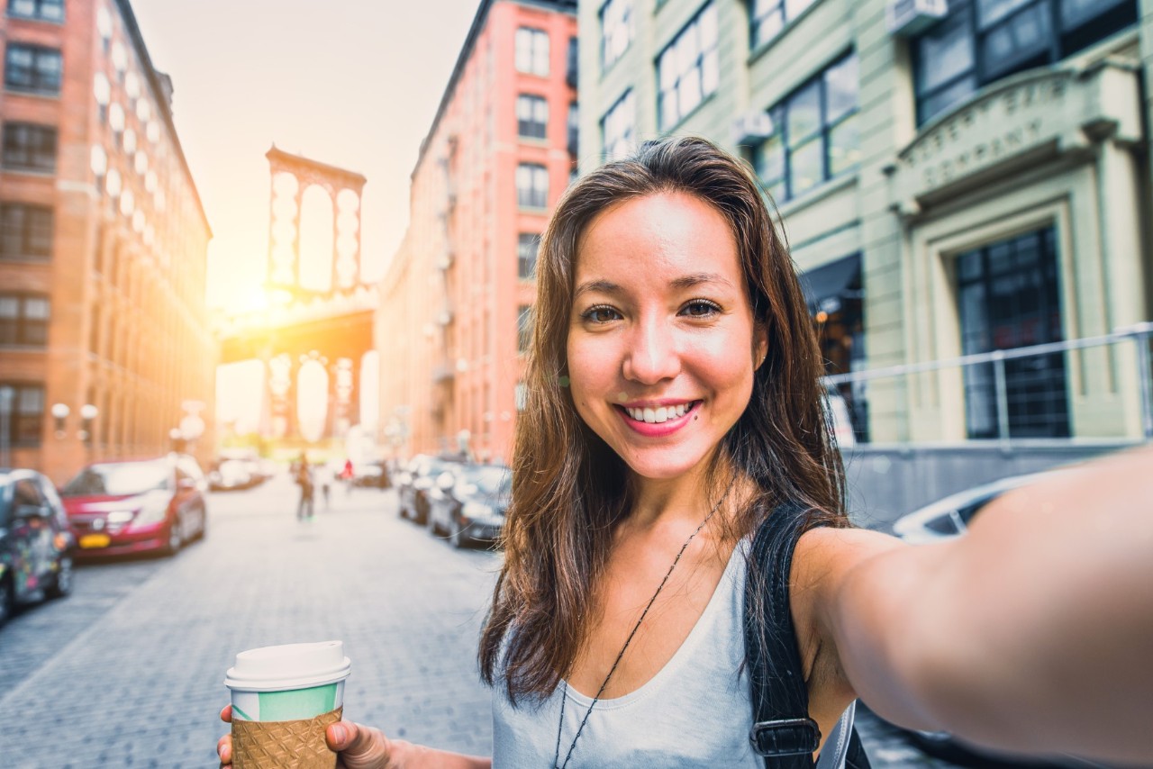 Touristin in New York mit Straßenszene und Wolkenkratzern