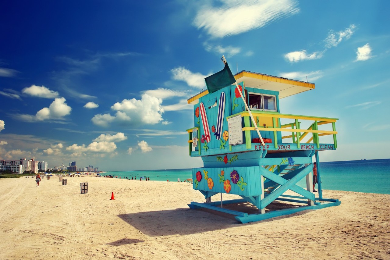 Der South Beach mit den bunten Lifeguard Towers und der ausgedehnten Promenade ist der bekannteste und beliebteste Strand in Miami Beach. © sborisov/ stock.adobe.com