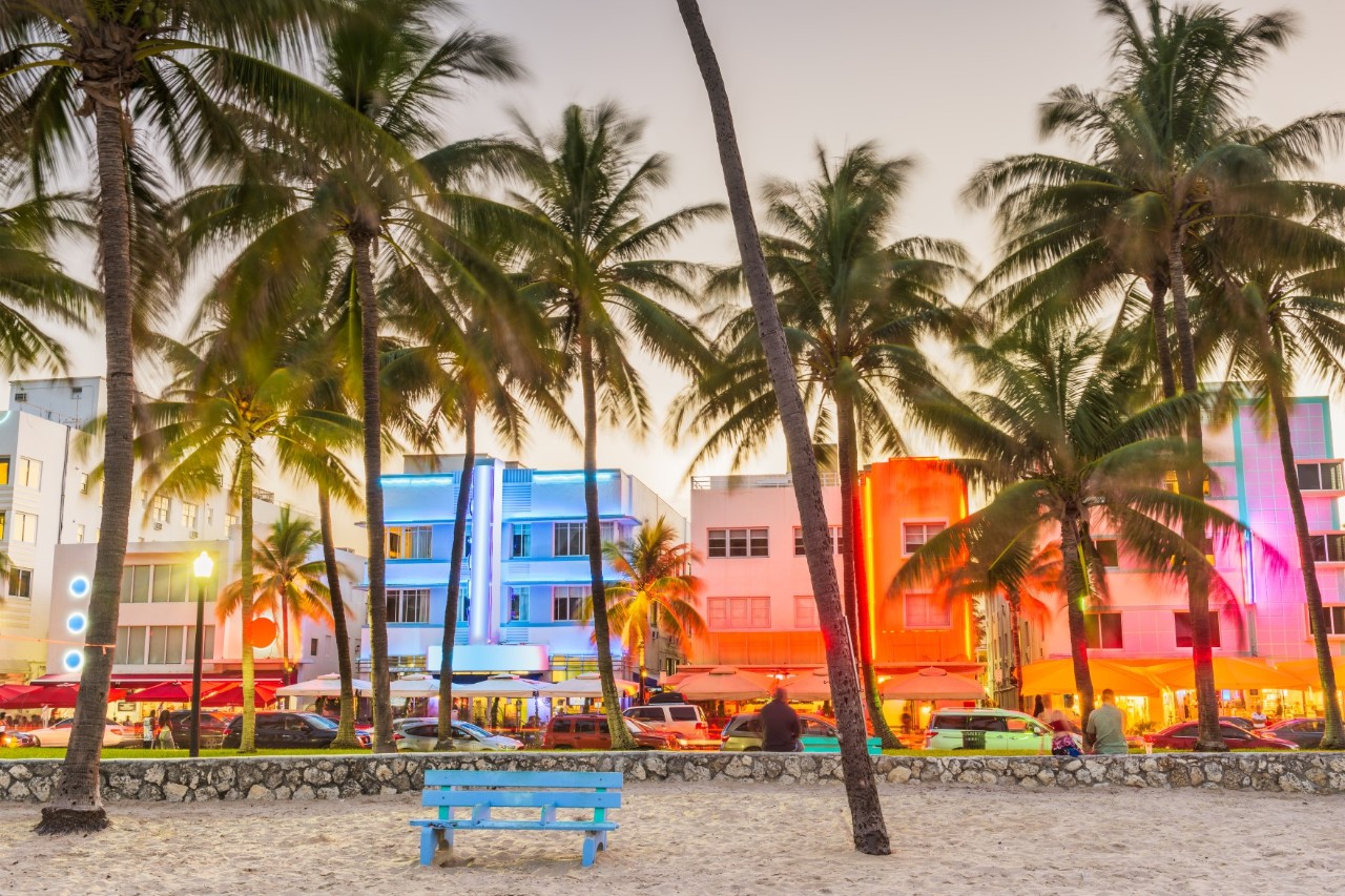Anlaufstelle für Nachtschwärmer und Drehort der Fernsehserie „Miami Vice“: Der legendäre Ocean Drive bietet viel Abwechslung und Unterhaltung. © SeanPavoneBeach/ stock.adobe.com