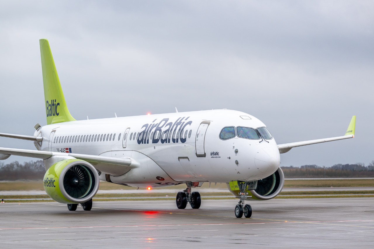 Maschine von Air Baltic auf dem Vorfeld