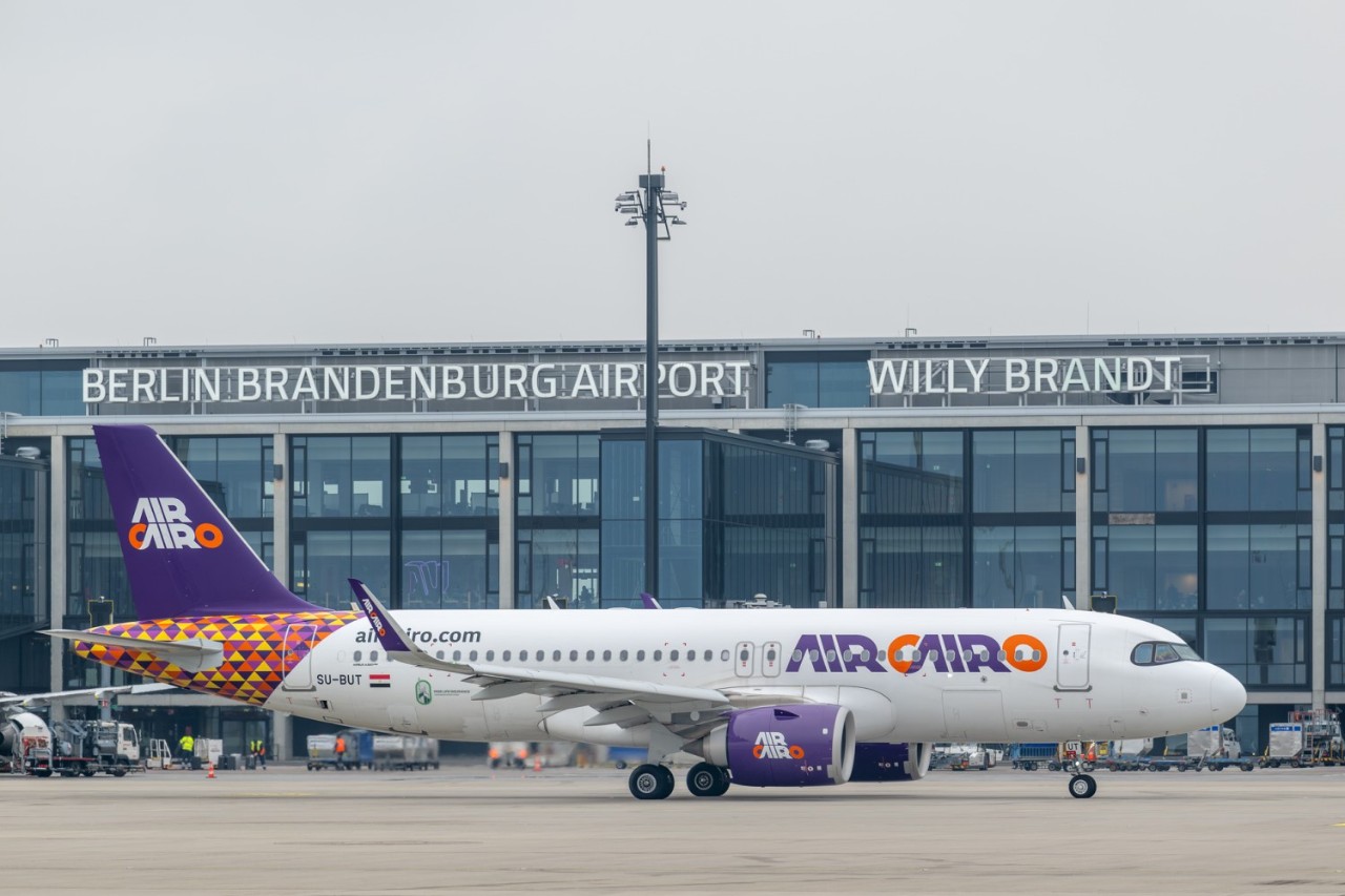 Maschine von Air Cairo vor dem Terminal 1