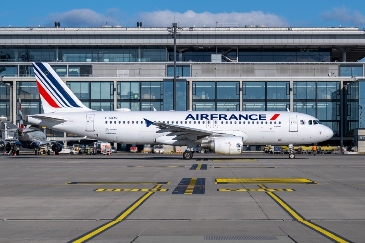 Maschine von Air France vor dem Terminal 1