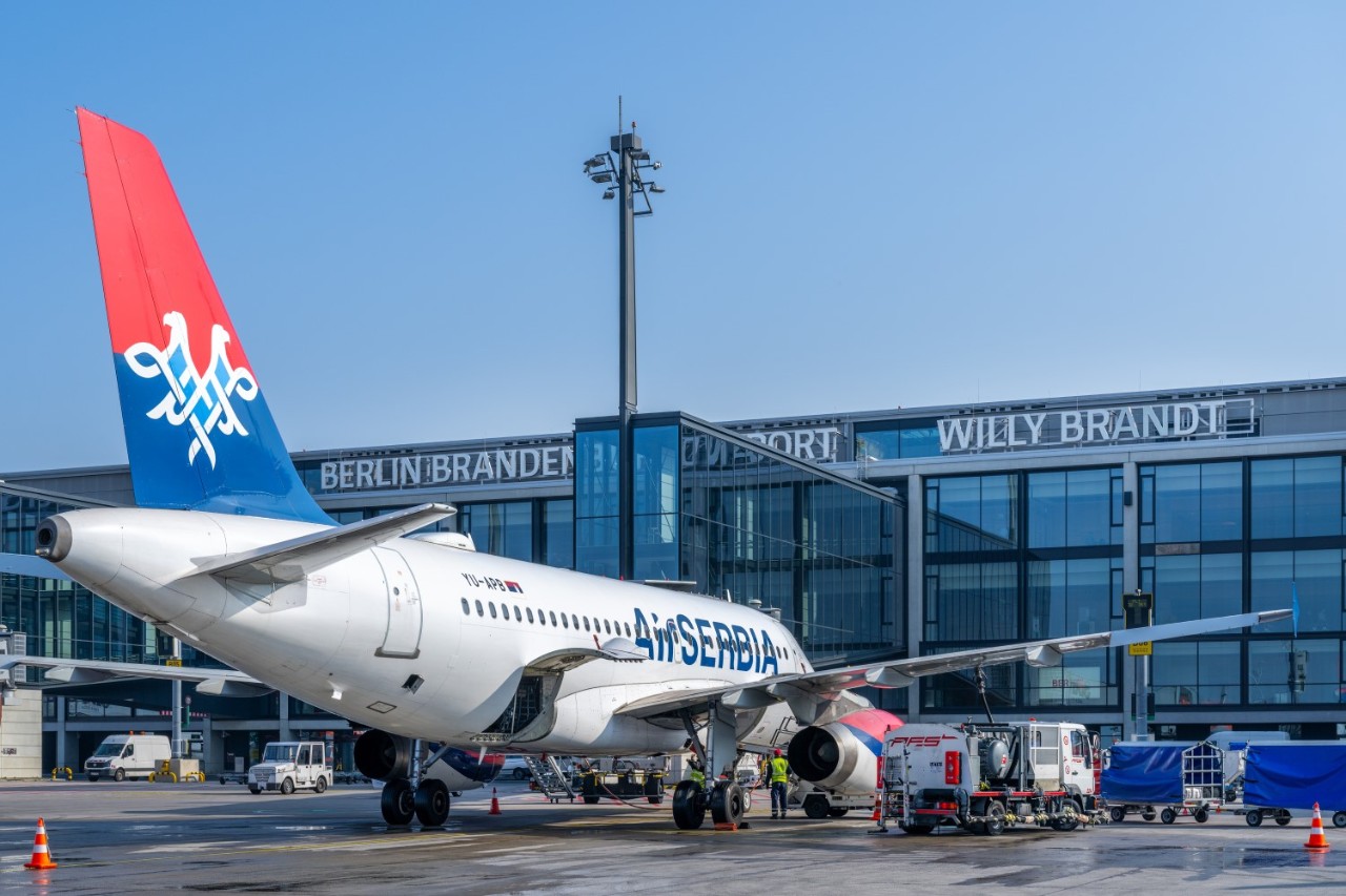 Maschine von Air Serbia vor dem Terminal 1