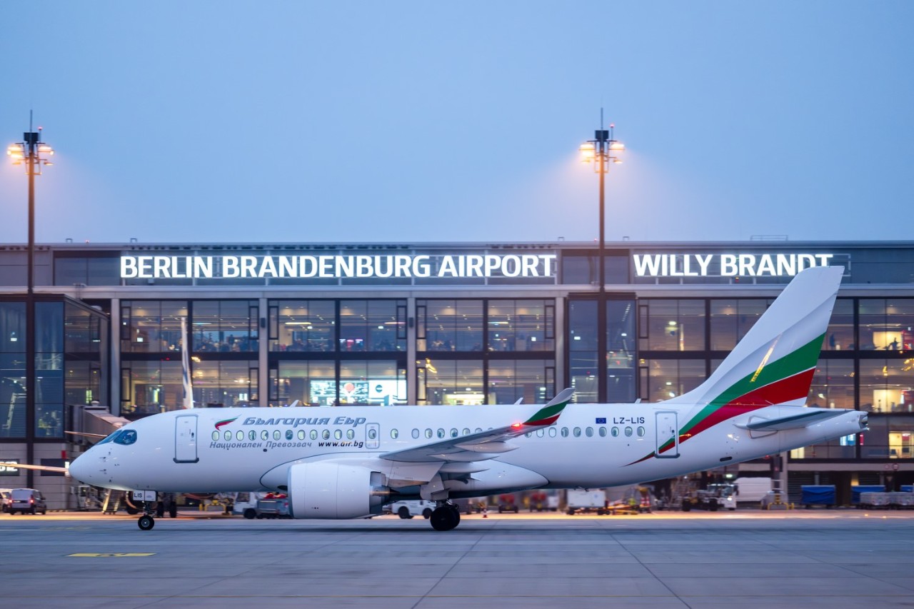 Maschine von Bulgaria Air vor dem Terminal 1.