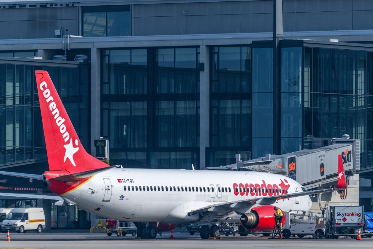 Maschine von Corendon Airlines vor dem Terminal 1.