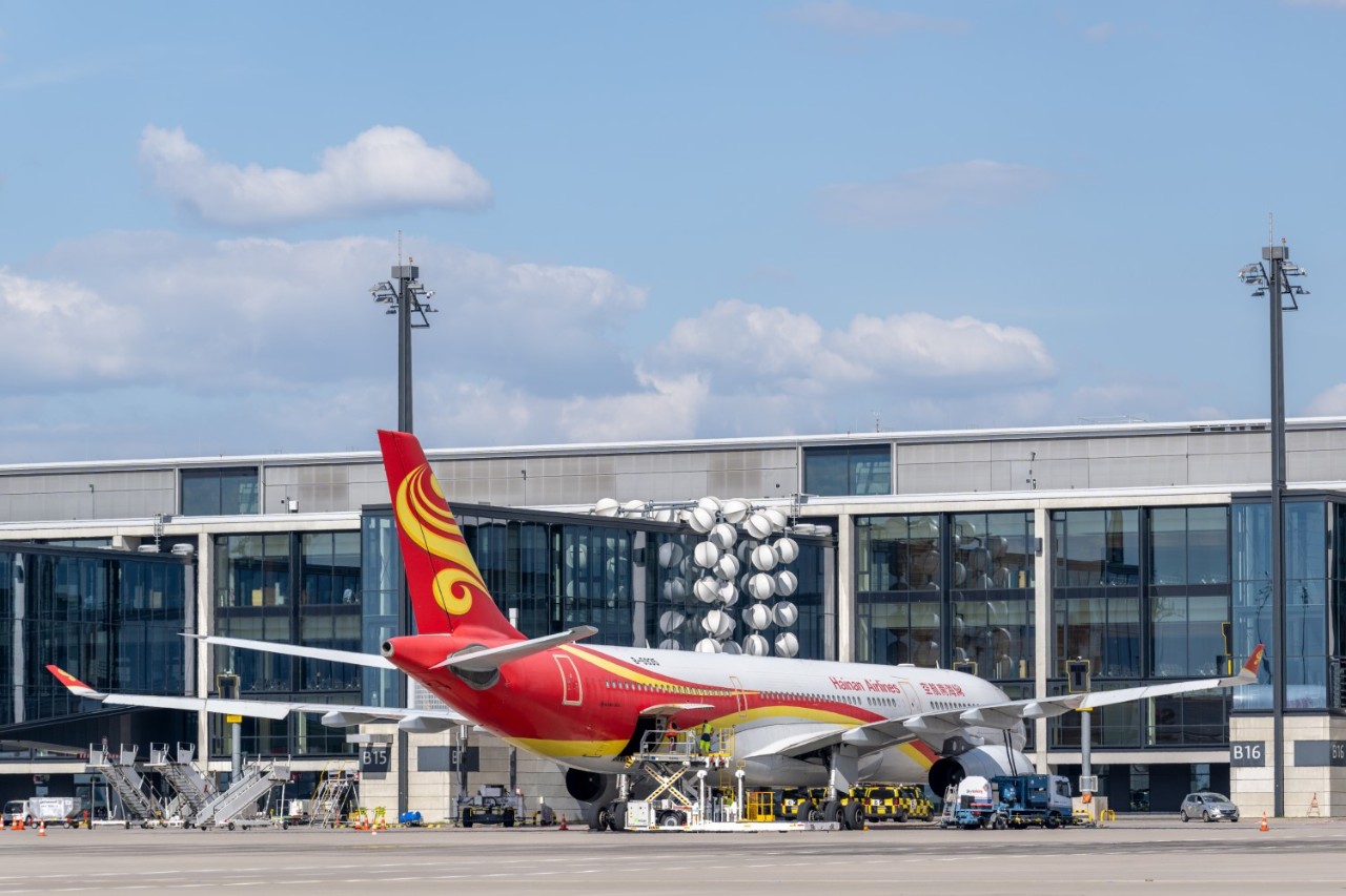 Maschine der Hainan Airlines vor dem Terminal 1.