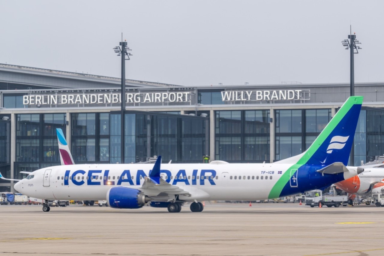 Maschine von Icelandair vor Terminal 1