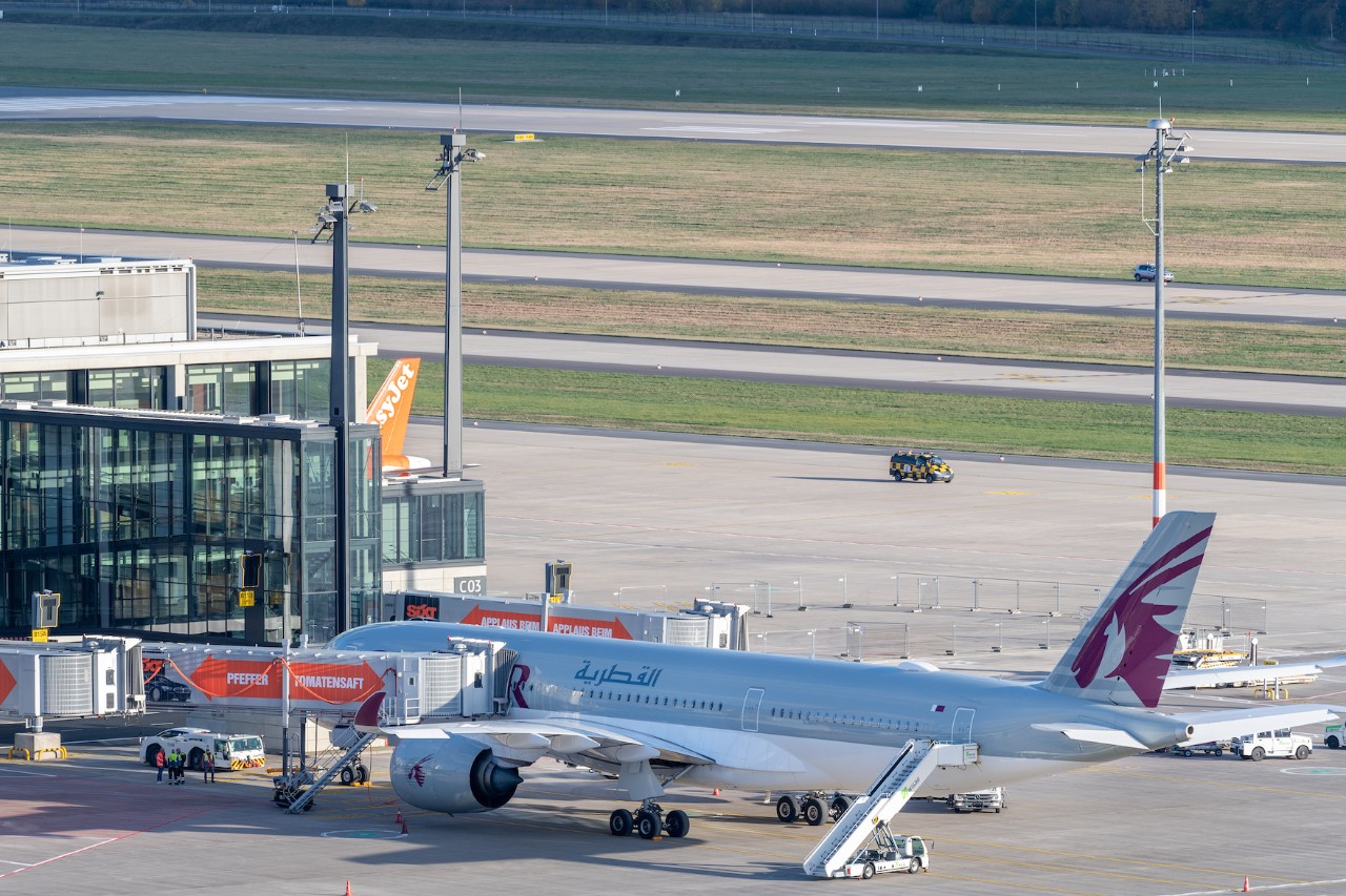 Luftaufnahme von Flugzeug von Qatar beim Boarding am BER