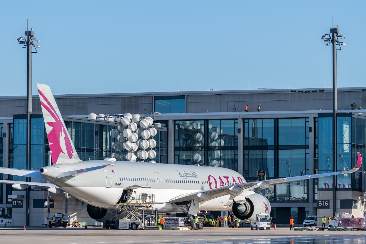 Maschine von Qatar Airways steht am Terminal 1 und wird beladen.