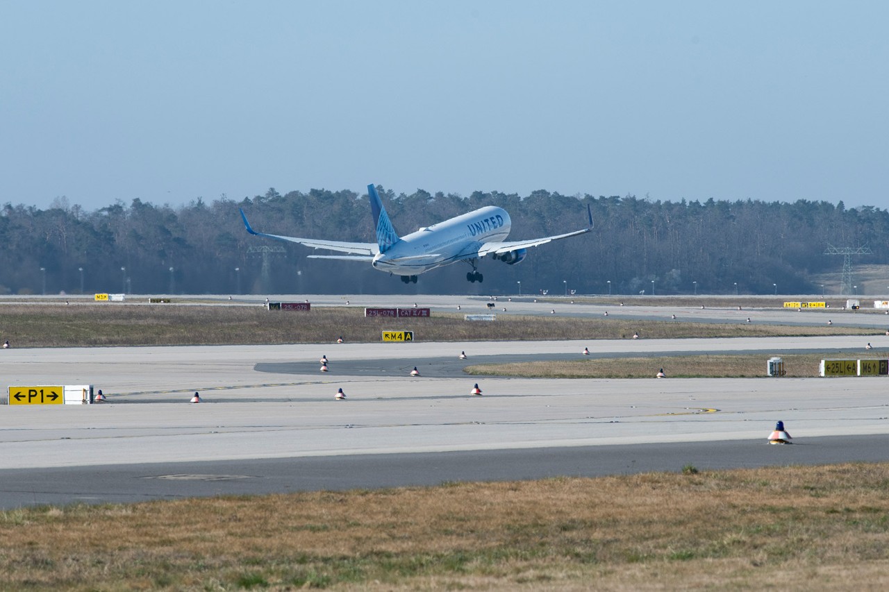 United Maschine startet auf der Start- und Landebahn Süd.