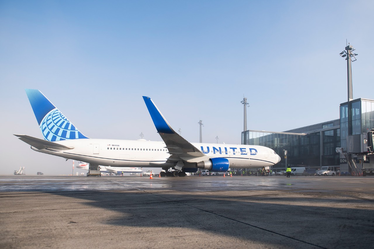 United Airlines steht vor dem Terminal 1. Die Sonne scheint.