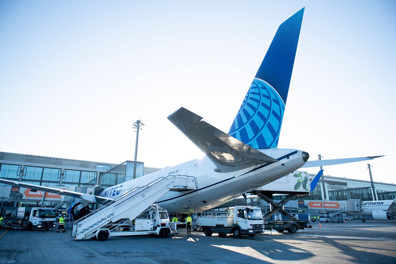 United Airlines steht vor dem Terminal 1. Die Sonne scheint.