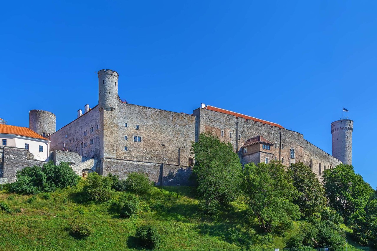  Schloss Toompea mit hohem Turm von unten gegen blauen Himmel.