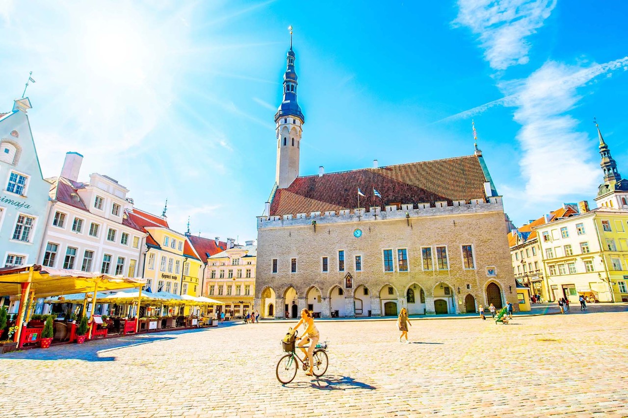 Rathausplatz mit bunten Häusern und gotischem Rathaus in Tallinn.