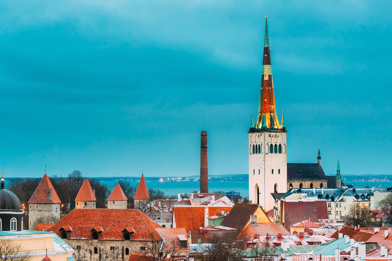 Gotische Olaikirche mit hohem Turm überragt die Altstadt.