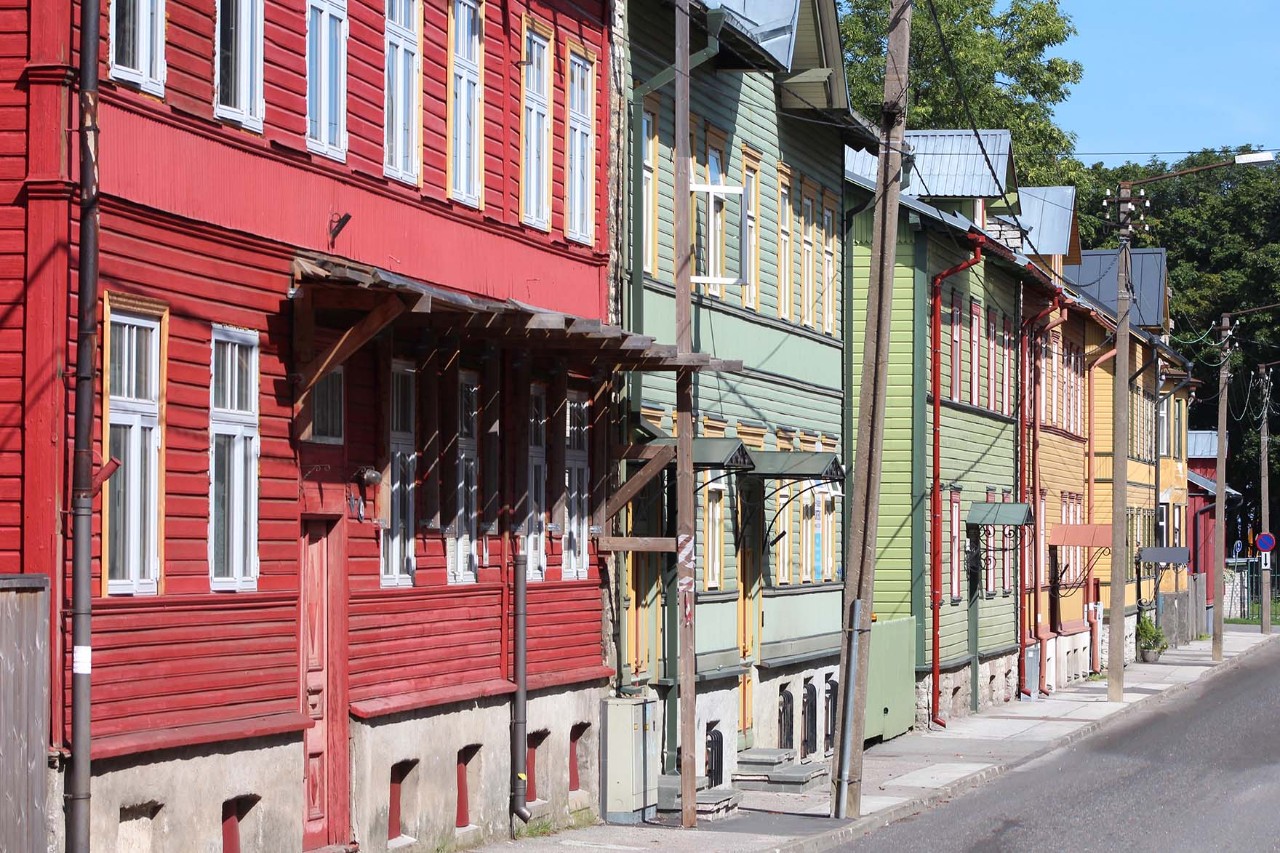 Bunte Holzhäuser im Szeneviertel Kalamaja mit Cafés und Shops.
