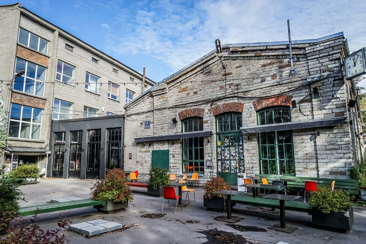 Kreativzentrum Telliskivi mit Galerien, Shops und Cafés in alten Fabriken.
