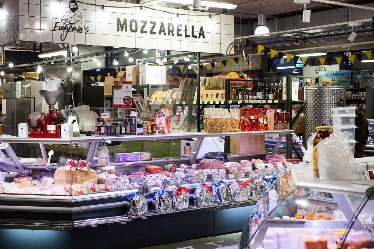Moderne Markthalle Balti Jaama Turg mit Shops und Streetfood-Bereich.