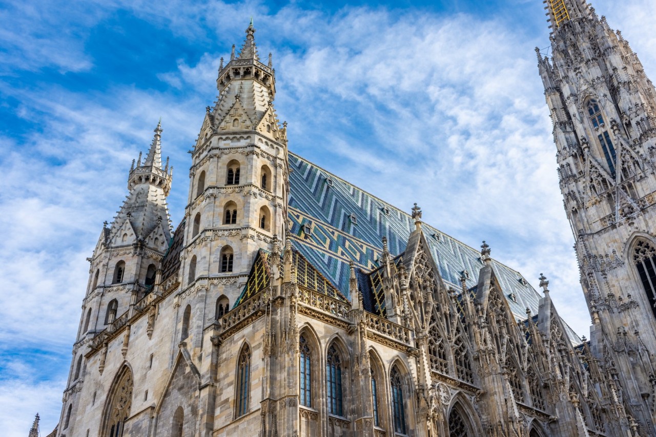 Stephansdom mit verziertem Dach und gotischen Türmen.