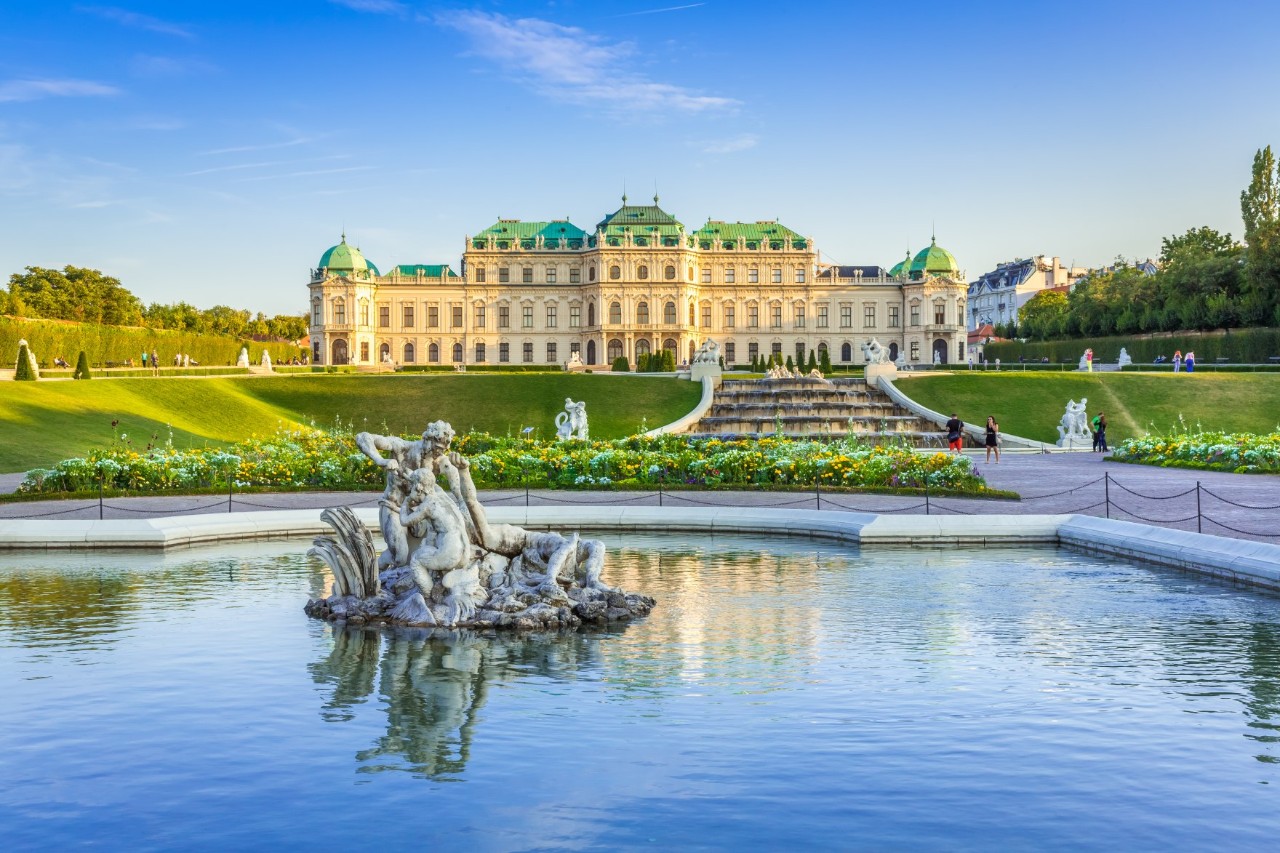 Schloss Belvedere mit Springbrunnen und Gartenanlage.