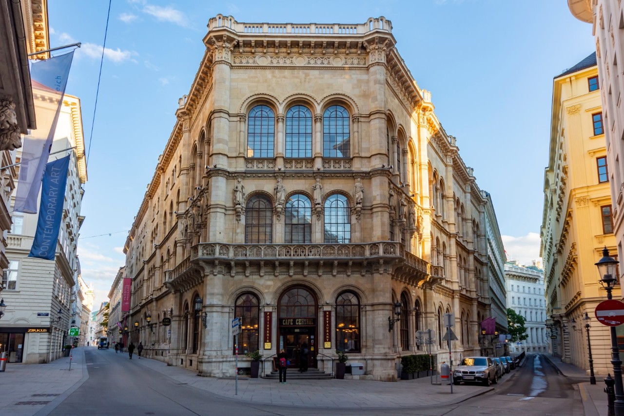Historisches Café Central mit prächtiger Fassade in Wien.