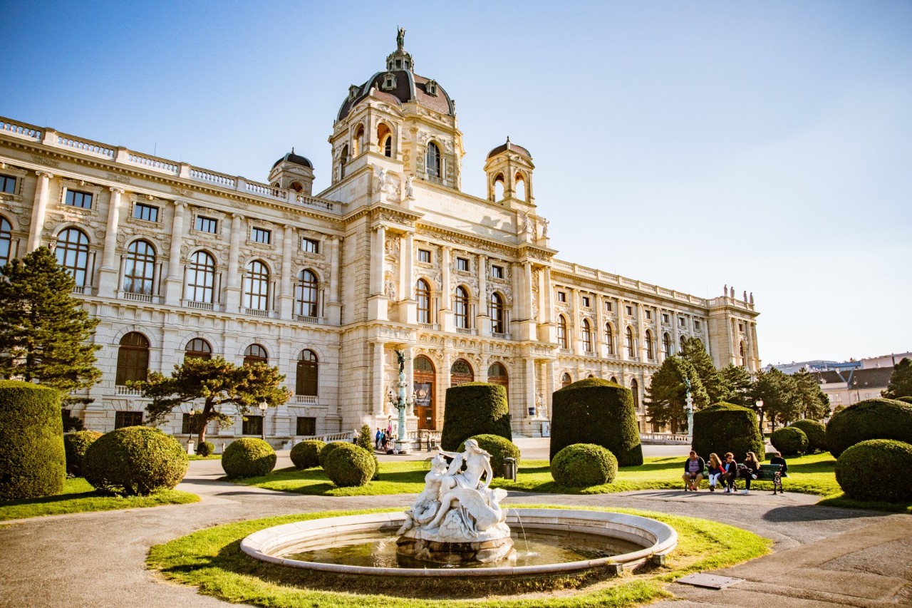 Historisches Café Central mit prächtiger Fassade in Wien.