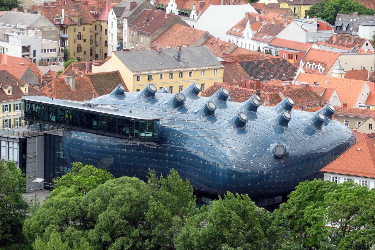 Modernes Gebäude in Graz mit Glasfassade und organischer Dachform.